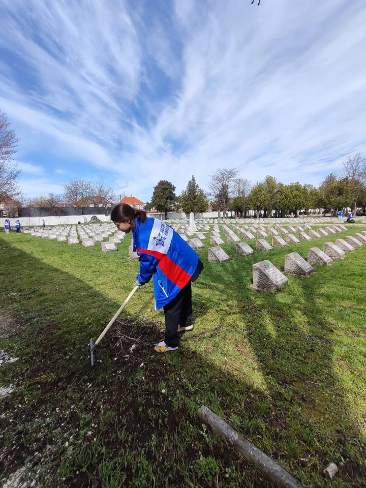Студенческие отряды Крыма провели работы по благоустройству Воинского кладбища в городе Симферополь_3.png